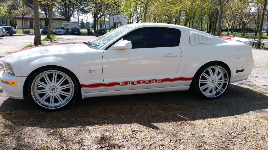 Coupé blanc avec bande décorative rouge sur le bas de caisse
