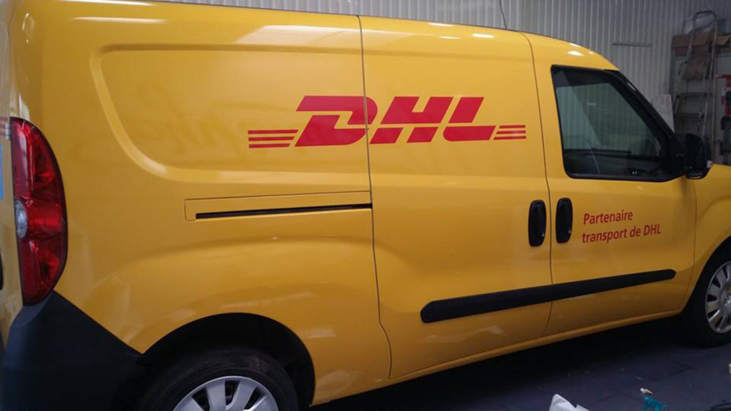 Utilitaire jaune avec lettrage publicitaire rouge posé par MZS Design