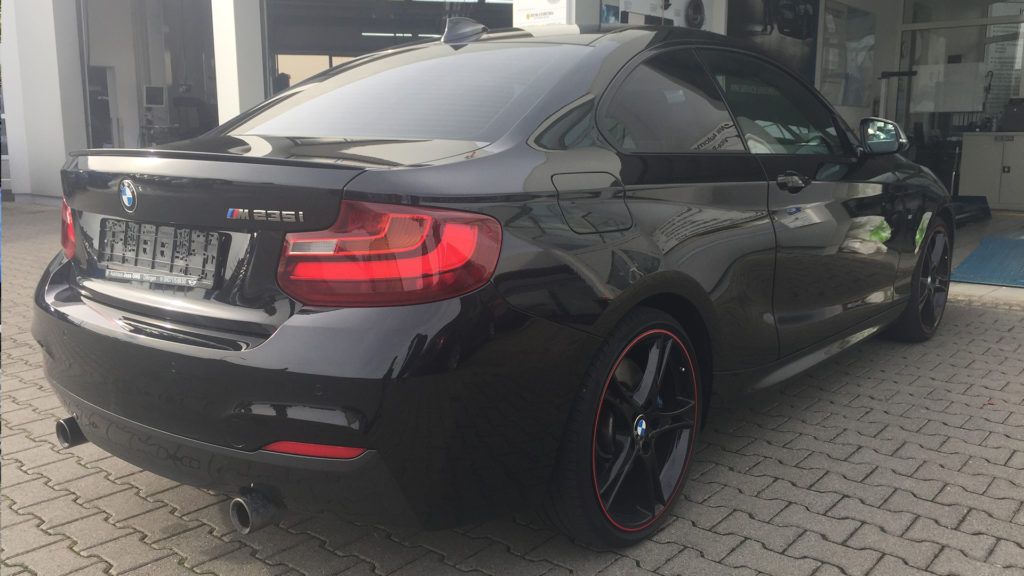 BMW noire avec vitres arrière et lunette teintées