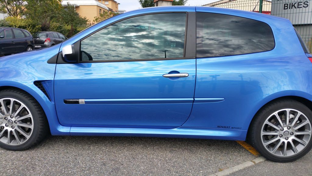 Renault Clio bleue avec vitres teintées anti-chaleur