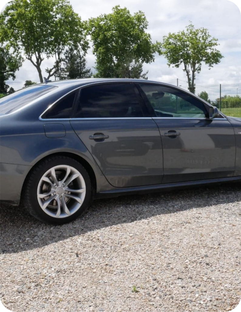 Audi A4 grise avec vitres arrière teintées posées par MZS Design près de L’Union