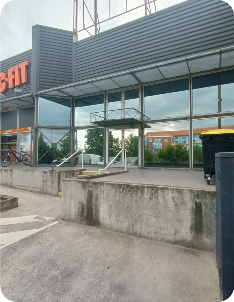 Façade vitrée d’un centre de sport