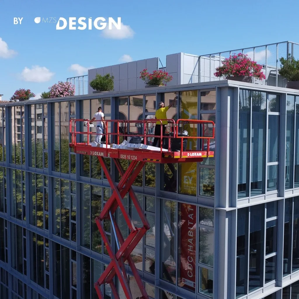 Pose de film solaire sur la façade vitrée d’un immeuble de bureaux par les poseurs MZS Design